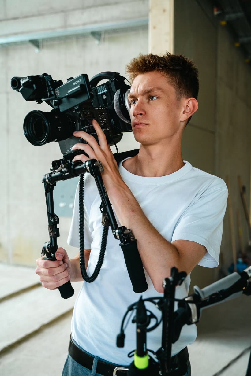 Luca Skowronek operating a Sony cinema camera on set